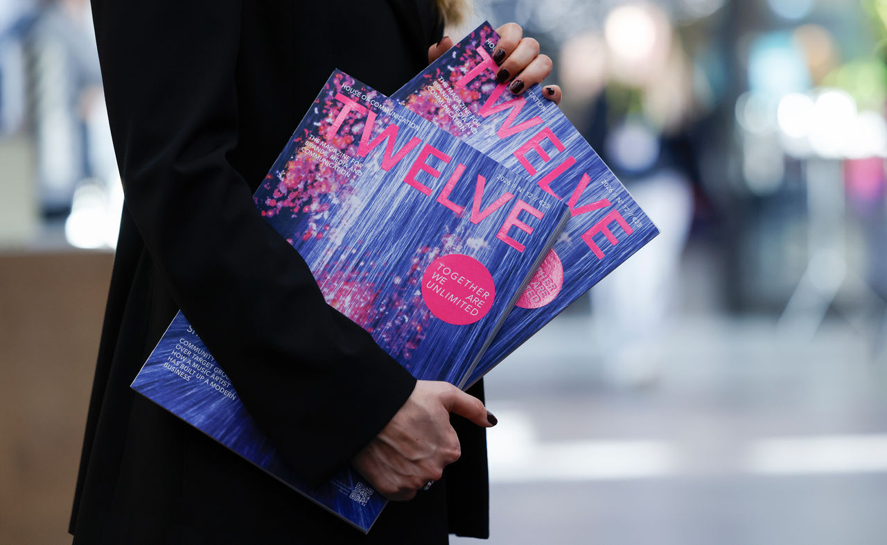 TWELVE Magazine liegen gestapelt aufeinander