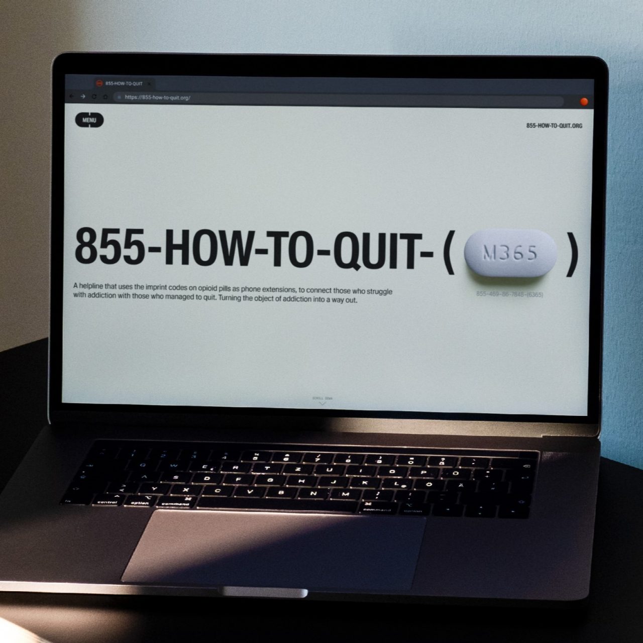 Ein Laptop zeigt eine Webseite mit der Telefonnummer '855-HOW-TO-QUIT', im Vordergrund eine weiße Pille. Die Szene befindet sich in einem minimalistischen Raum, der auf eine Online-Beratung hinweist