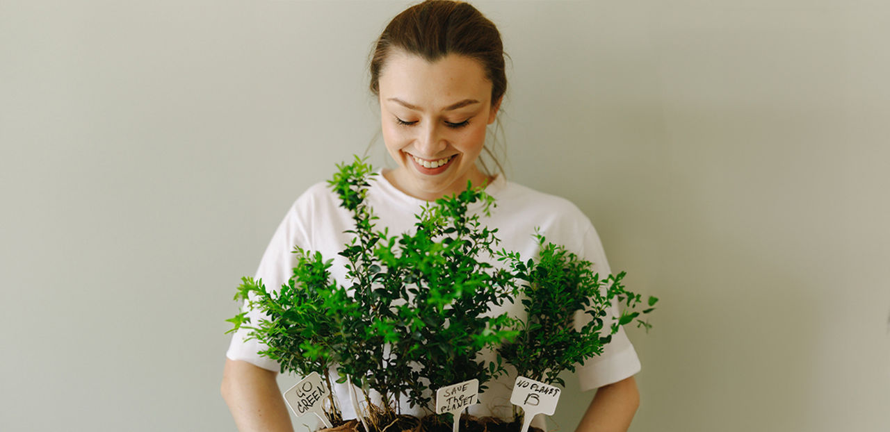 Mediaplus Sustainability Header Nachhaltigkeit Frau Pflanzen Plants Woman